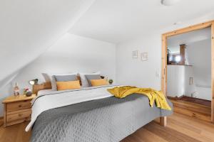 Un dormitorio con una cama grande con una manta amarilla. en Ostseedomizil II, en Steinberg