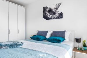 オルペニッツにあるDünenpalaisのベッドルーム(青い枕のベッド1台付)