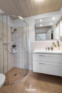 a bathroom with a shower and a sink and a toilet at Ferienhaus Marina Lounge Wendtorf in Wendtorf