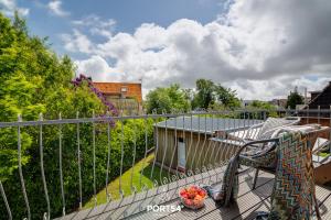 Un balcón con una mesa y un bol de fruta en Snorre, en Büsum