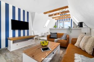 sala de estar con sofá y TV en Snorre, en Büsum