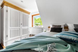 1 dormitorio con cama y ventana en Snorre, en Büsum