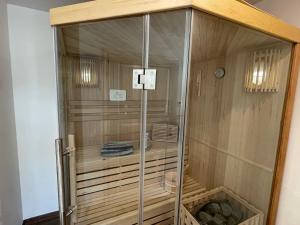 una sauna con paredes de madera y suelo de madera en Stuuv dree, en Gelting