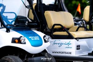 un golf cart con due posti sul sedile posteriore di Seewind a Olpenitz