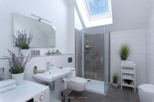 un bagno con un lavandino e una doccia di Hafenwelt a Olpenitz