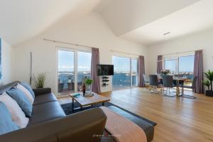 un soggiorno con un divano e un tavolo di Hafenwelt a Olpenitz Altre 28 foto