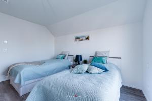 deux lits côte à côte dans une chambre dans l'établissement Ostseeskipper, à Olpenitz