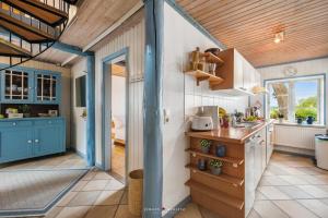 uma cozinha com armários azuis e uma bancada em Dornröschen 2 em Steinberg