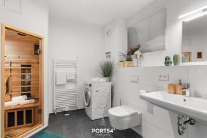 オルペニッツにあるWeltreiseのトイレと洗面台を備えた白いバスルーム