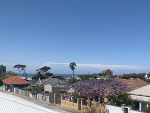 vistas a una ciudad con casas y árboles púrpuras en Kingsworth inn Port Elizabeth en Puerto Elizabeth