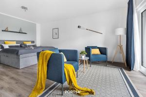 um quarto com uma cama e duas cadeiras azuis em Meerzeit Damp em Damp
