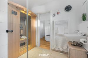 un bagno con lavandino e WC di Weisse Düne II a Olpenitz