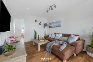 un soggiorno con un divano e un tavolo di Weisse Düne II a Olpenitz Altre 17 foto