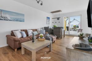 un soggiorno con un divano e un tavolo di Weisse Düne II a Olpenitz