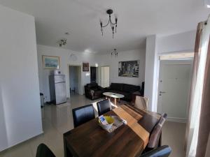 - une salle à manger et un salon avec une table et des chaises dans l'établissement Modern & Spacious 3 bedroom First Floor Apartment/Villa, à Tirana