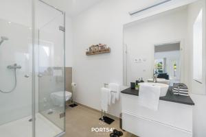 une salle de bain avec une douche en verre et un lavabo dans l'établissement Ferienwohnung Freiherr, App 8 Emmelsbüll, à Emmelsbüll-Horsbüll 26 autres photos