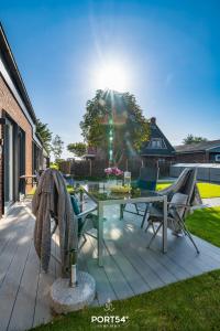 d'une terrasse bien exposée avec une table et des chaises. dans l'établissement Ferienwohnung Freiherr, App 8 Emmelsbüll, à Emmelsbüll-Horsbüll