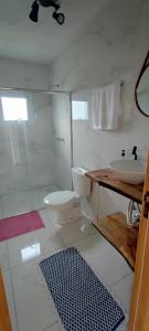 La salle de bains est pourvue d'un lavabo et de toilettes. dans l'établissement Cabana Morada do Vento, à Nova Petrópolis