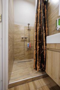 bagno con doccia e tenda doccia di Resort La Familia a Bihać