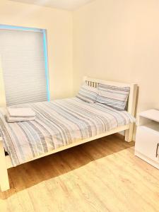 1 dormitorio con cama y ventana en Lovely 2 bedroom apartment in Dublin City, en Dublín
