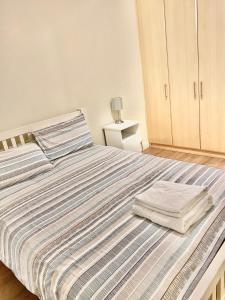 um quarto com uma cama com duas toalhas em Lovely 2 bedroom apartment in Dublin City em Dublin