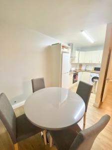 uma mesa branca e cadeiras numa cozinha em Lovely 2 bedroom apartment in Dublin City em Dublin