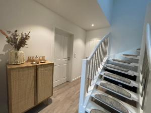 eine Treppe in einem Haus mit einer weißen Treppe in der Unterkunft Salzwiesenblick in Büsum