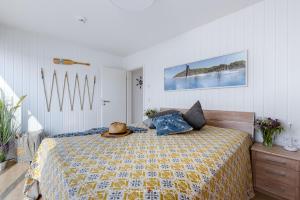a bedroom with a bed with a yellow and blue blanket at Tokai in Olpenitz