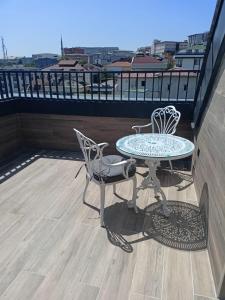 een tafel en stoelen op een balkon met uitzicht bij Livello Hotel in Istanbul