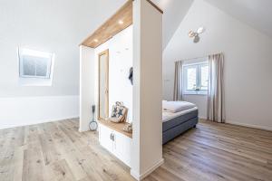1 dormitorio con cama y espejo grande en Schlei-Koje 8, en Schleswig