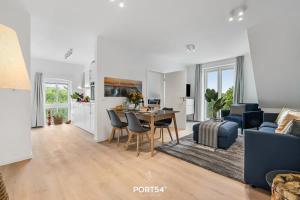 un salon avec une table et un canapé bleu dans l'établissement Ferienwohnung Grüne Freiheit, App 14 Emmelsbüll, à Emmelsbüll-Horsbüll