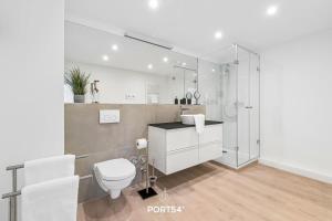 une salle de bain avec toilettes et douche en verre dans l'établissement Ferienwohnung Grüne Freiheit, App 14 Emmelsbüll, à Emmelsbüll-Horsbüll