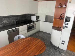 une cuisine avec une table en bois et un comptoir en bois dans l'établissement Stella di mare, à Pescara