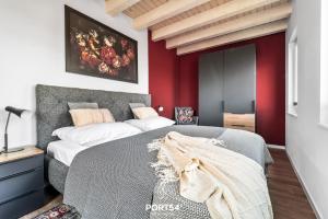 a bedroom with a bed and a red wall at Ferienhaus Nordseeresort 55 Meerglück Büsum in Büsum