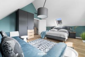 a bedroom with a bed and a couch at Ferienhaus Nordseeresort 55 Meerglück Büsum in Büsum