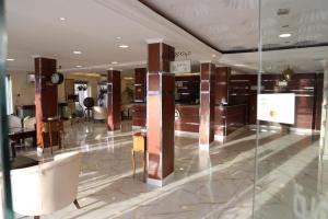 a lobby with glass walls in a building at الضاوي للشقق المخدومة in Al Majmaah