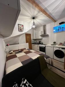 1 dormitorio con cama a cuadros en la cocina en Apartamento matriz, en Póvoa de Varzim