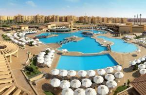 une image d'un complexe avec plusieurs piscines et parasols dans l'établissement Madinaty Stylish furnished 1 bedroom Apartment-شقة فندقيه للايجار مدينتي, à Madinaty