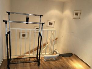 una barra de metal en una habitación con escalera en Ferien in Potsdam, en Potsdam