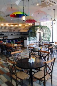 een restaurant met tafels en stoelen met parasols bij Tempo Suites Airport in Istanbul