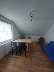 Habitación con mesa, sillas y cama en Haus Jezek, en Windischgarsten