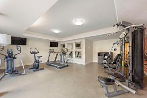 Fitness centrum a/nebo fitness zařízení v ubytování Best Western Plus Austin Central