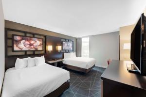 Postel nebo postele na pokoji v ubytování Best Western Plus Austin Central + 28 fotografií