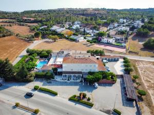 菲格拉斯Hotel & Restaurant Figueres Parc的享有城镇的空中景致,设有一座建筑