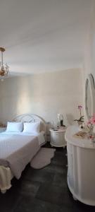 Schlafzimmer mit einem Bett, einer Badewanne und einem Waschbecken in der Unterkunft Palms House in Rom