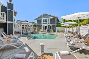 una piscina con sedie a sdraio e una casa di UpValley Inn & Hot Springs, Ascend Hotel Collection a Calistoga