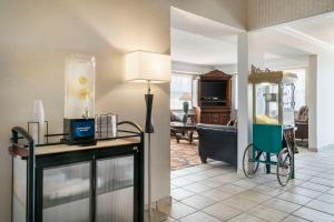 ein Wohnzimmer mit einem Tisch und einem Mixer darauf in der Unterkunft Quality Inn & Suites in Manistique