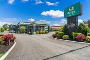un panneau devant une auberge de qualité dans l'établissement Quality Inn Lebanon, à Lebanon