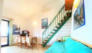 salon ze stołem i schodami w obiekcie SU BISU, Costa Rei, Ferienhaus, sea view, 500m from the beach w mieście Costa Rei