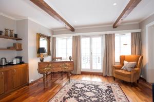 Posezení v ubytování Dr. Holms Hotel